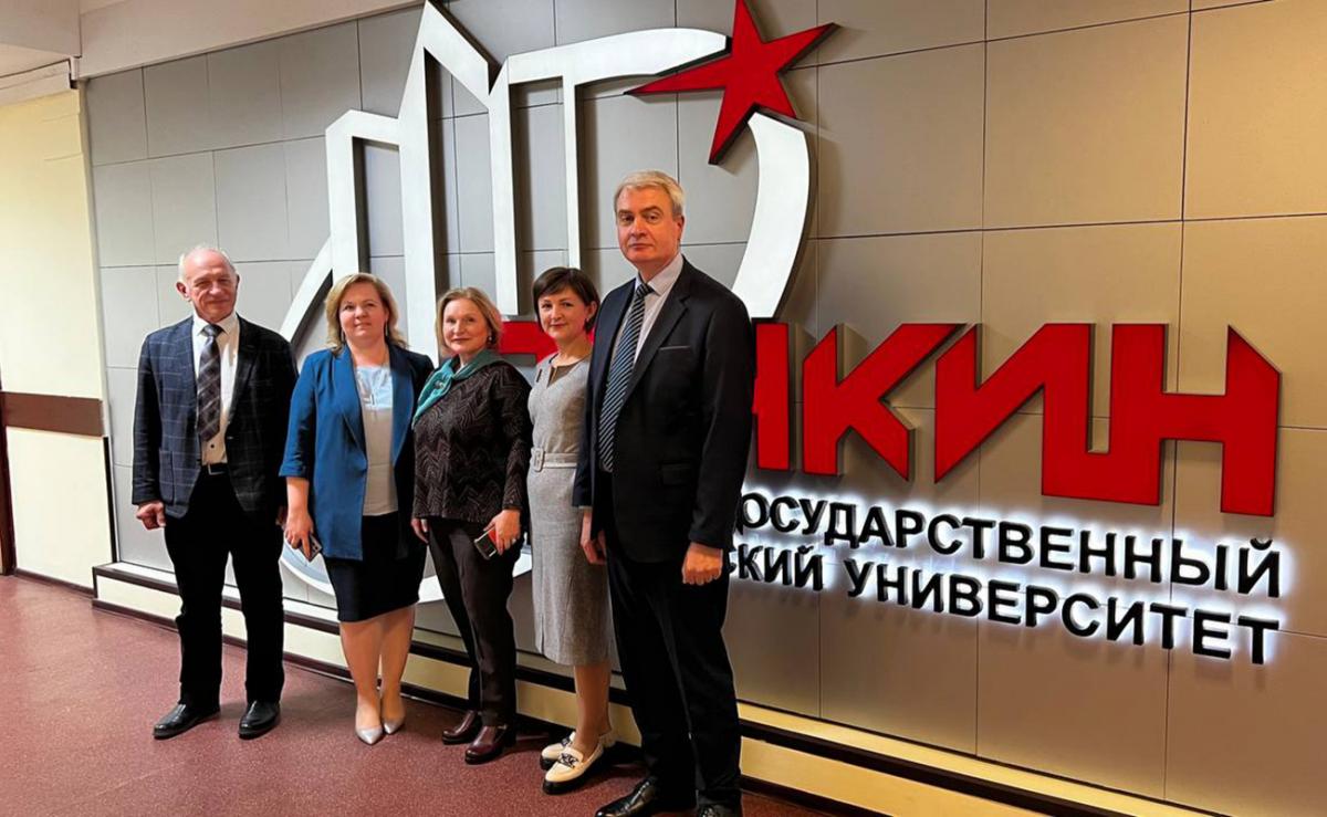 1664471820058.jpg Слева направо: заведующий ОНИЛ ПиЛТ НИПИ БНТУ, профессор О. Г. Девойно, проректор по учебной работе МГТУ «СТАНКИН» М. В. Бильчук, директор Центра технологического сопровождения автоматизированных машиностроительных производств И. О. Аверьянова, заведующая кафедрой «Технологическое оборудование» О. К. Яцкевич, декан машиностроительного факультета БНТУ А. И. Сафонов
